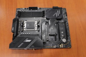 SALE OUT. | MSI MAG X670E TOMAHAWK WIFI | Processor family AMD | Processor socket AM5 | DDR5 | Number of SATA connectors 4 | USED, REFURBISHED, WITHOUT ACCESSORIES AND ORIGINAL PACKAGING, ONLY BACK PANEL INCLUDED