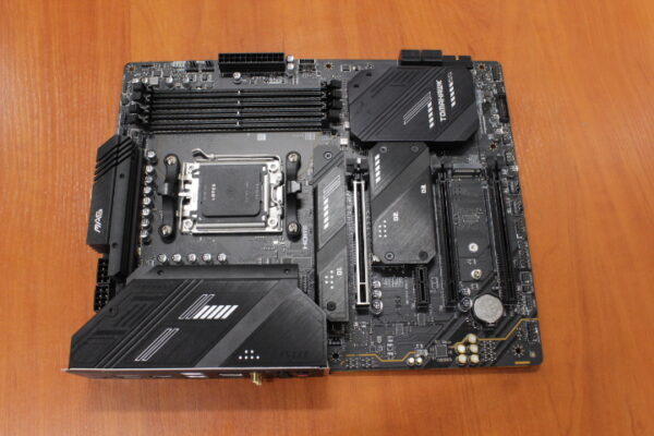 original SALE OUT. | MSI MAG X670E TOMAHAWK WIFI | Processor family AMD | Processor socket AM5 | DDR5 | Number of SATA connectors 4 | USED, REFURBISHED, WITHOUT ACCESSORIES AND ORIGINAL PACKAGING, ONLY BACK PANEL INCLUDED